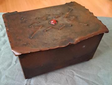 Koperen Arts & Crafts doosje beschikbaar voor biedingen