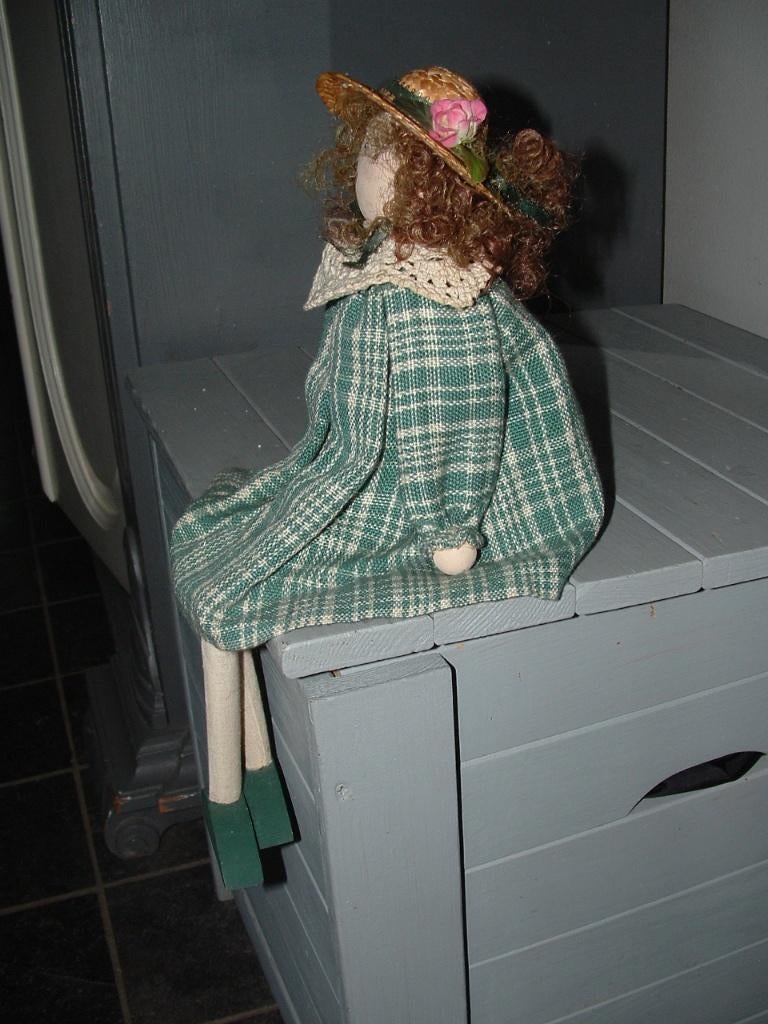 Pop zitpopje vensterpop, vintage zittend poppetje decoratie, Verzamelen, Poppen, Ophalen of Verzenden, Gebruikt, Pop