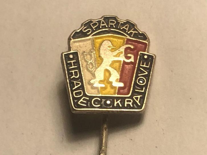 Metalen SPARTAK HRADCEK KRALOVE VOETBALCLUB Speld., Verzamelen, Speldjes, Pins en Buttons, Zo goed als nieuw, Speldje of Pin, Sport