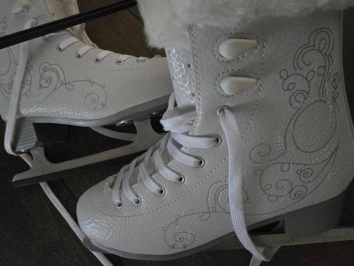 Kunstschaatsen 39 prachtig zgan, Sport en Fitness, Voetbal, Zo goed als nieuw, Schoenen, Maat XS of kleiner, Ophalen