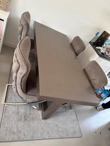 Eettafel met 4 Richmond stoelen beschikbaar voor biedingen