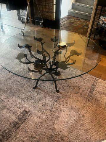 Glazen salontafel met metalen onderstel beschikbaar voor biedingen