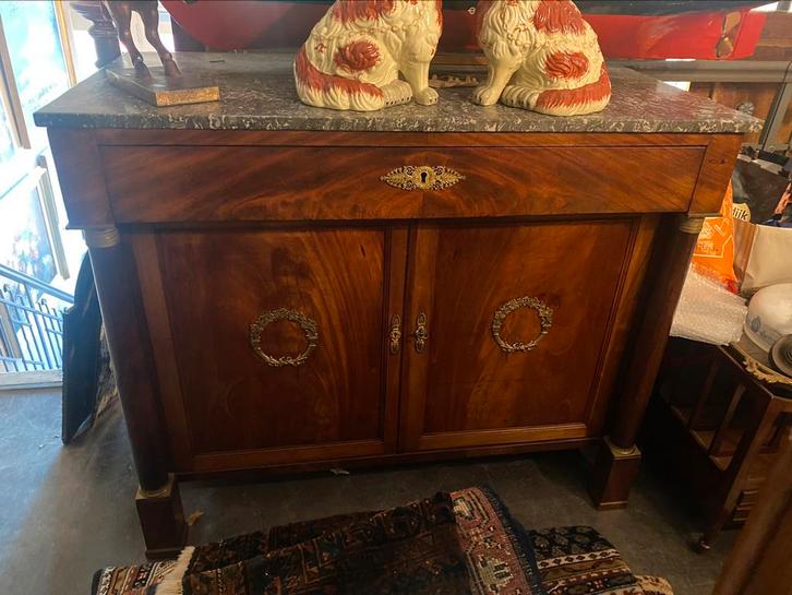 Empire, 2 deuren commode, bronzen monturen en marmer blad., Antiek en Kunst, Antiek | Meubels | Kasten, Ophalen of Verzenden