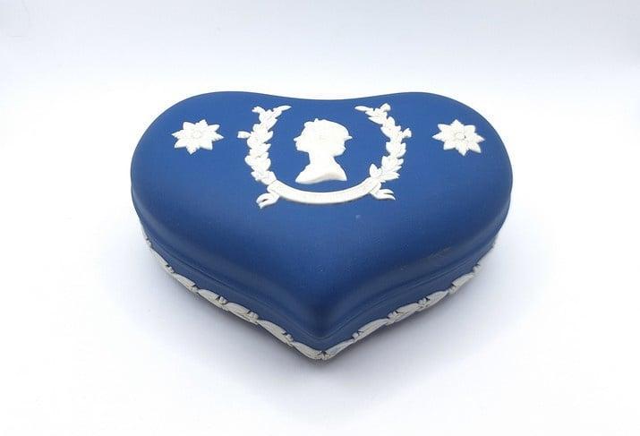 Hartvormig Wedgwood doosje jubileum Elizabeth, Verzamelen, Koninklijk Huis en Royalty, Zo goed als nieuw, Overige typen, Verzenden