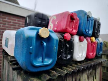4 regentonnen, 20 jerrycans beschikbaar voor biedingen