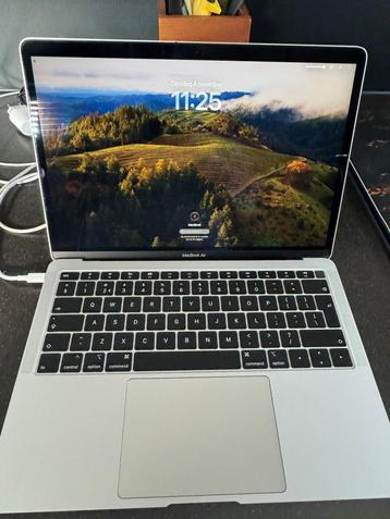 MacBook Air Core i5 8GB RAM 128GB SSD beschikbaar voor biedingen