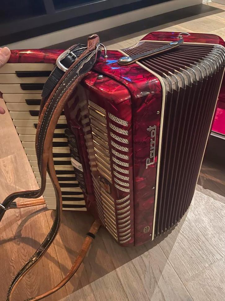 Mooie Parrot Toetsaccordeon met Koffer, Muziek en Instrumenten, Accordeons, Gebruikt, Toetsaccordeon, Overige formaten, Overige merken