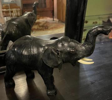 Vintage olifant zwart leer, leder en papier mache beschikbaar voor biedingen