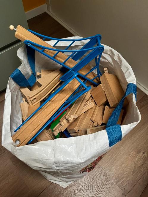 Veel treinrails met veel treintjes en unieke remise, Kinderen en Baby's, Speelgoed | Houten speelgoed, Gebruikt, Overige typen