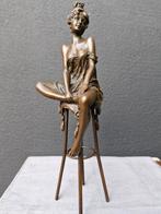 Schitterend bronzen beeld vrouw op stoel. art deco, Verzenden