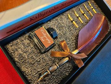 Nieuw. Kalligrafieset 8-delig met echte veer beschikbaar voor biedingen