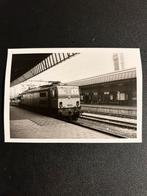 Foto locomotief NS 1503 te Rotterdam CS (±1978) 58, Verzamelen, Gebruikt, Ophalen of Verzenden, Trein