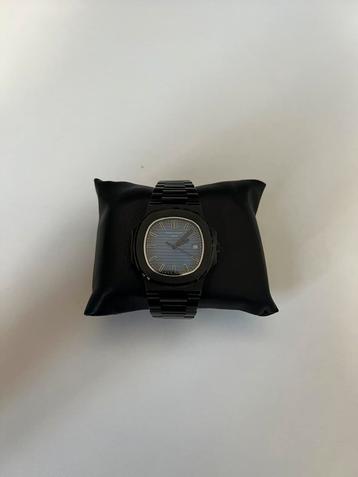 Patek Philippe Nautilus black with blue dial (date) beschikbaar voor biedingen