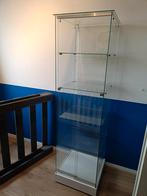 Glazen vitrinekast, Ophalen