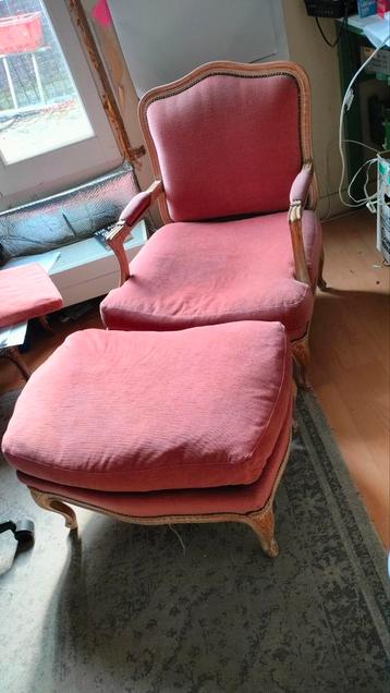 Antieke fauteuil Louis XV Cabriolet met voetenbank beschikbaar voor biedingen