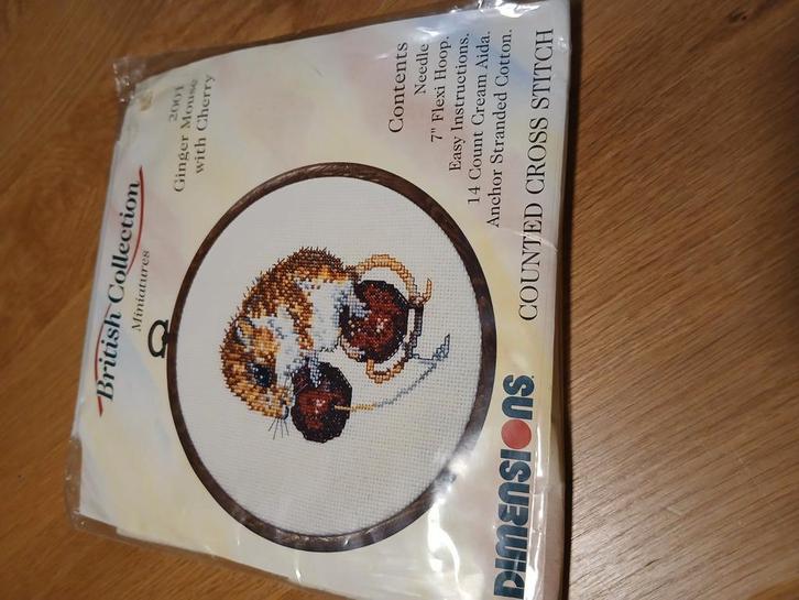 dimensions muis met kers 1993, Hobby en Vrije tijd, Borduren en Borduurmachines, Nieuw, Borduurpakket, Handborduren, Ophalen of Verzenden