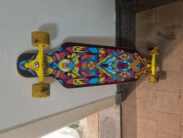 Geel longboard met vrolijke kleuren beschikbaar voor biedingen