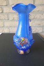 blauwe vintage vaas met bloem van glas uit de jaren '60, Huis en Inrichting, Woonaccessoires | Vazen, Gebruikt, Blauw, Ophalen of Verzenden