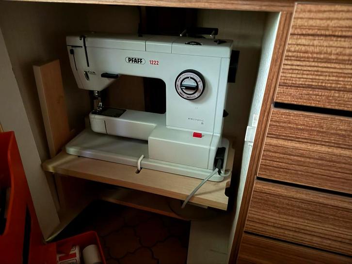Vintage Naaikast jaren 60 met Pfaff 1222 naaimachine, Antiek en Kunst, Antiek | Naaimachines, Ophalen