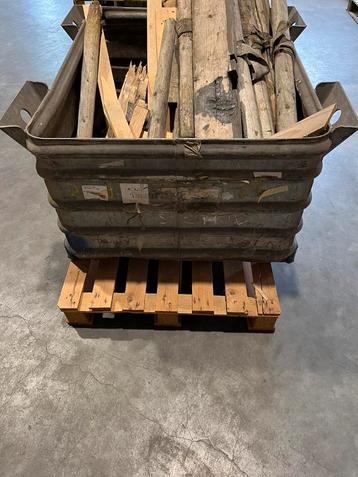 IJzeren bak voor onder andere hout of ijzer in op te slaan. beschikbaar voor biedingen