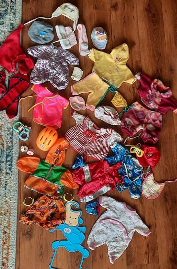 Mega pakket, vintage BABY BORN, kleding sets en accessoires. beschikbaar voor biedingen
