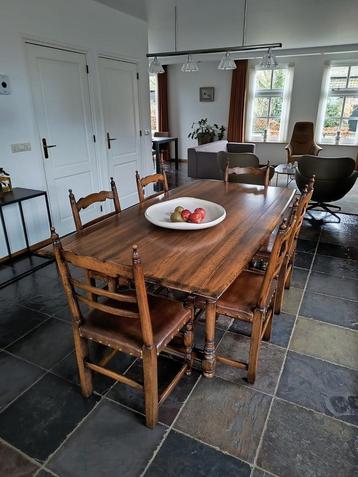 Antieke houten Eettafel met Stoelen beschikbaar voor biedingen