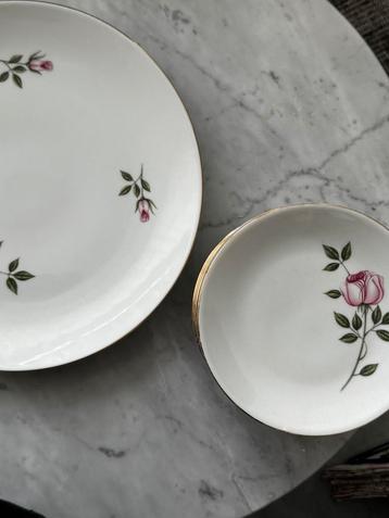 luxe porseleinen servies met rozen en goudrand beschikbaar voor biedingen