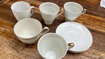 5 oude kopjes en 2 schotels  beschikbaar voor biedingen