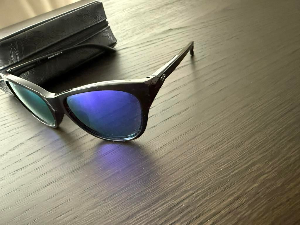 Oakley gepoliriseerde zonnebril, Sieraden, Tassen en Uiterlijk, Zonnebrillen en Brillen | Dames, Ophalen of Verzenden, Zo goed als nieuw