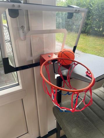 Mini basketbal net met bal beschikbaar voor biedingen