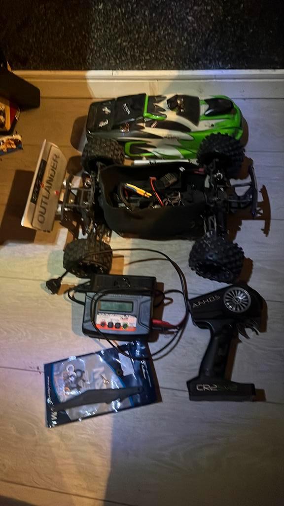 Mooie bestuurbare auto, Hobby en Vrije tijd, Modelbouw | Radiografisch | Auto's, Zo goed als nieuw, Auto offroad, Elektro, Overige schalen