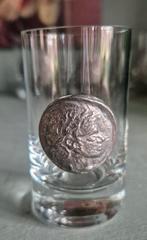 Rastal 1970 borrelglaasje met tinnen griekse munt, Ophalen of Verzenden, Zo goed als nieuw, Borrel- of Shotglas