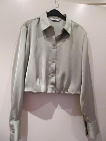 Zacht olijfgroene blouse maat S beschikbaar voor biedingen
