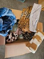 Doosje vol met o.a. fleece stoffen., Hobby en Vrije tijd, Ophalen of Verzenden, Zo goed als nieuw