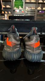 Yeezy 350 v2 Carbon Beluga Maat 44, Ophalen of Verzenden, Gedragen, Zwart, Sneakers of Gympen