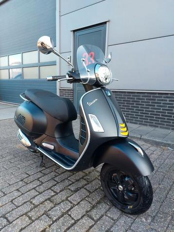Vespa 300 GTS SuperTech HPE 2022 matzwart  beschikbaar voor biedingen