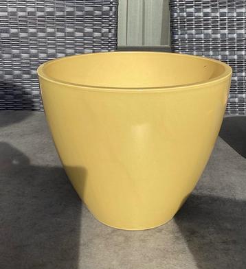 Puntgaaf! Grote ronde oker/geelkleurige bloempot diameter 30 beschikbaar voor biedingen