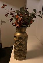Goudkleurige vaas met kunstbloemen, Huis en Inrichting, Woonaccessoires | Vazen, Minder dan 50 cm, Zo goed als nieuw, Ophalen
