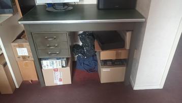 Stalen bureau, 95 cm breed x 70 (h) x 50(d) in Kerkrade beschikbaar voor biedingen