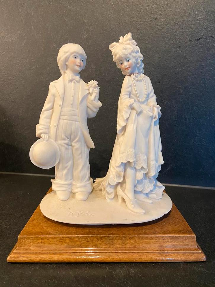 Italiaans romantisch beeld porselein, Antiek en Kunst, Antiek | Porselein, Ophalen of Verzenden