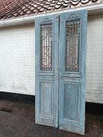 Antieke blauwe deuren met ijzeren details, Ophalen