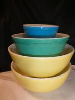 4 gekleurde vintage Pyrex ovenschalen vintage, Ophalen of Verzenden, Gebruikt