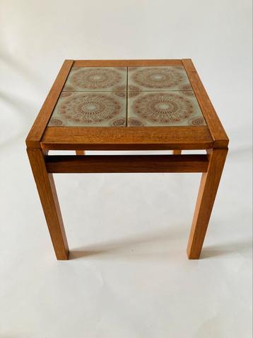 Vintage tegeltafeltje, bijzettafeltje. beschikbaar voor biedingen
