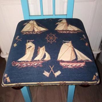 Leuk blauw voetenbankje met zeilbootjes beschikbaar voor biedingen