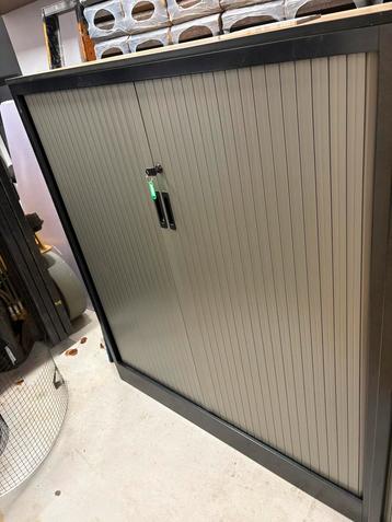 Roldeurkast stalenkast archiefkast schuurkast garagekast beschikbaar voor biedingen