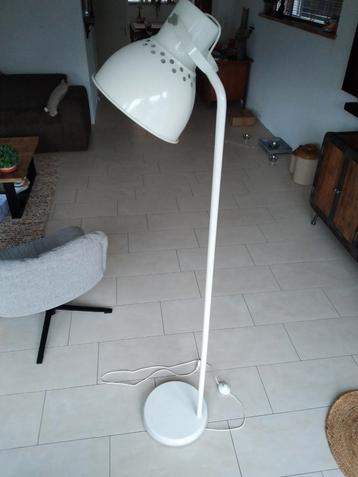 Witte staande lamp, metaal  beschikbaar voor biedingen
