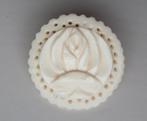 Oude Broche bloem, gesneden runderbeen., Ophalen of Verzenden, Zo goed als nieuw, Beige, Overige materialen