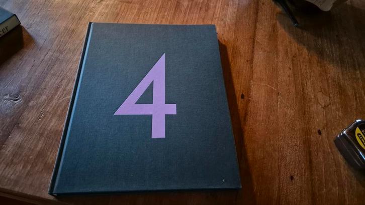 4 inches - Elton John, zonder omskag, hardcover 28 x 36 cm, Boeken, Kunst en Cultuur | Fotografie en Design, Gelezen, Fotografen