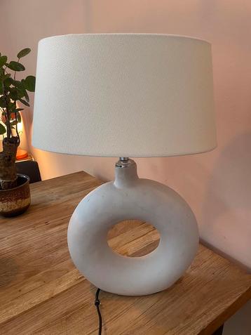 Tafellamp met donut voet beschikbaar voor biedingen
