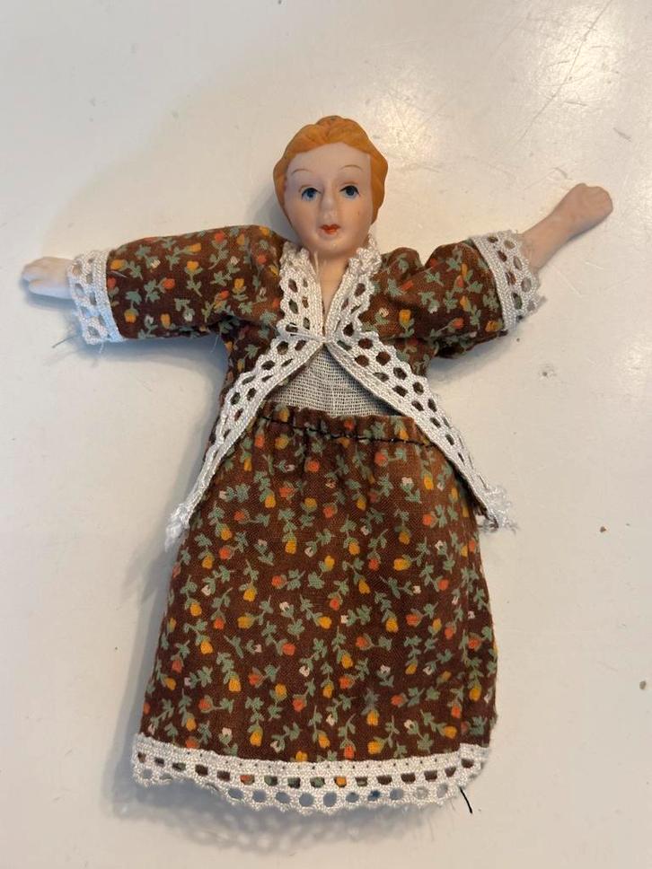 Kleine porseleinen pop – ca. 15 cm – handbeschilderd gezicht, Verzamelen, Poppenhuizen en Toebehoren, Zo goed als nieuw, Popje